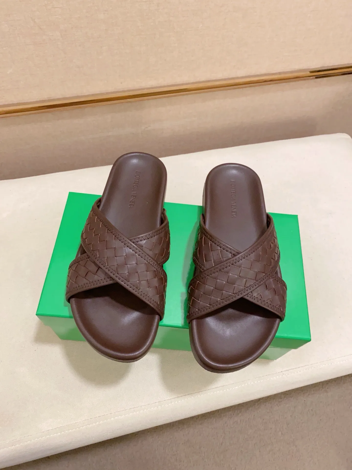 Men's shoes 💰: 320💰[BV~Bottega Veneta] Trendy new slippers are on the market. Same style as the official website. Counter quality [strong][strong][strong] Selected cow patent leather weaving. High-end atmosphere. Very cost-effective. Original wear-resistant rubber outsole. Fine workmanship. The upper layer of materials is used. The quality is visible. Shoe size 38-45.
